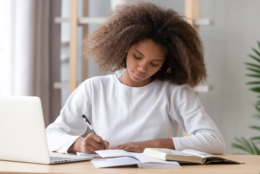 Consiga bolsas e vagas de estudo pelo ID jovem